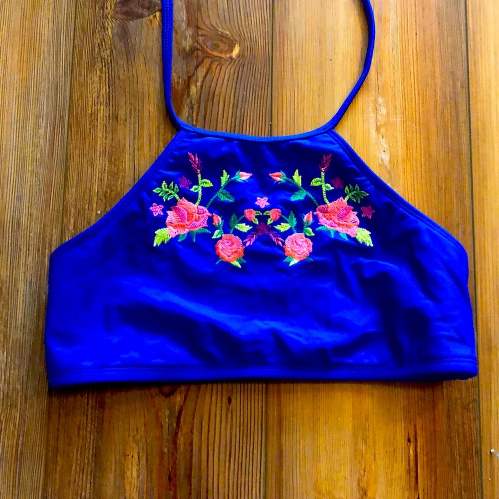 Beautiful vibrant bathing suite top.